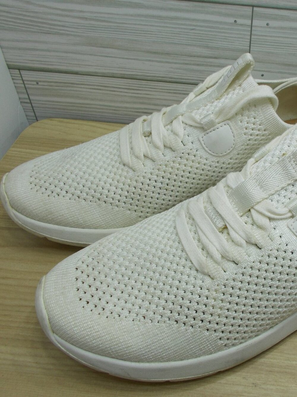 UGG Tay Women’s Size 8.5 White Knit Shoes